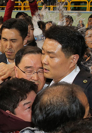 不滿救援不力 韓總理遭家屬丟水瓶砸頭