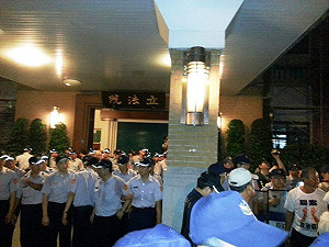 聲援完洪仲丘攻核四 立院外爆發衝突