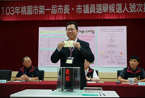 幕後/ 鄭文燦沒準備講稿 柯文哲妙喻蚊子