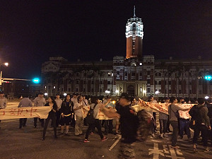 抗議馬習會 民眾奇襲總統府