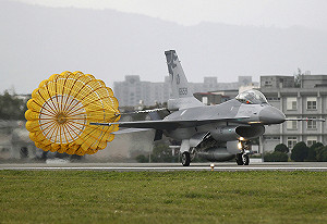 空軍F-16墜澎湖外海 飛行員跳傘獲救