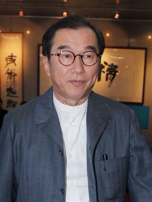 不同意郭董 林百里：民主要當飯吃