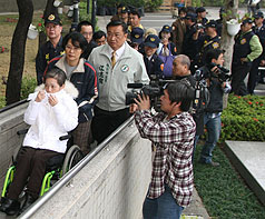 兼顧法理情 吳淑珍未上銬搭高鐵抵醫監
