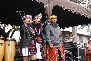 台東卑南族豐年祭 阿妹和族人高歌同樂