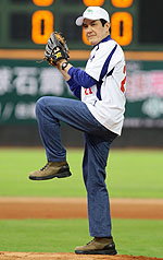 馬英九為中職21年開球  兄弟象一掃陰霾首勝
