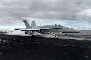 美國2架F-18戰鬥機 迫降台南機場