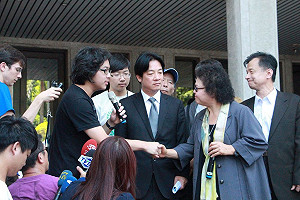 花媽、賴神勸返家 反課綱學生：慎重考慮