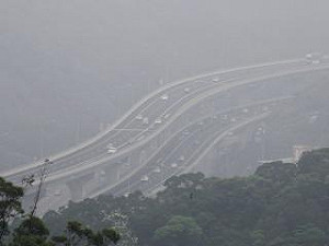 五楊高架驚傳裂縫 立委諷：蹭鼻糊的