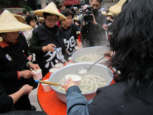 勞委會前辦尾牙  300關廠工人要交代
