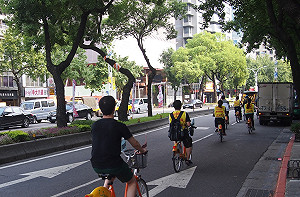 豔陽下騎車環台北 Hydis工人持續宣傳抗爭