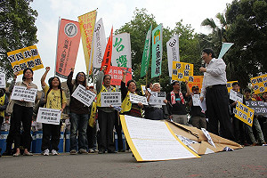 抗議M503 民團射紙飛機要馬政府下台