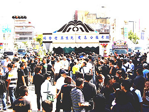 大埔張森文喪葬儀式 千人肅穆送他一程