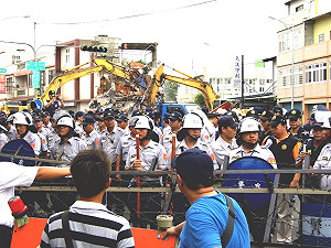警力重重戒備 大埔張藥局被拆了！
