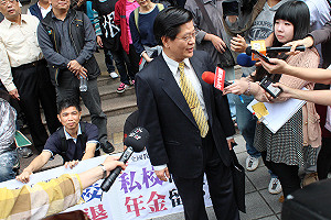 全教總籲改革領雙薪 教長繞路避開絕食區