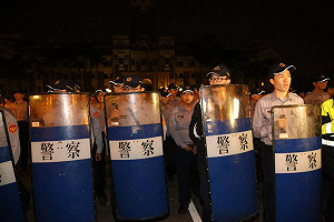 警方凌晨強勢驅離 群眾轉陸委會集結抗議