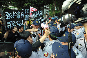 怪手清晨進駐華光 學生獻花遭警阻擋