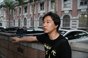 蔡正元：趴引擎蓋男還做鬼臉示威