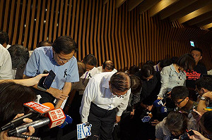 復興總裁林孝信哽咽道歉  會負所有責任