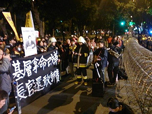 快訊/消防員爭權益 與警方官邸對峙中