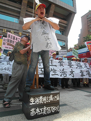 日子歹過 勞團盼基本薪資一次漲足
