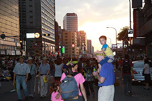 爸媽是我們的「人肉盾牌」