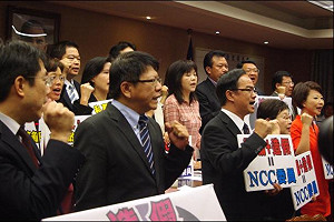 在野黨團霸主席台 要求重提NCC名單