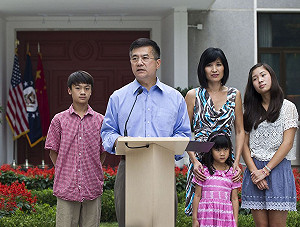 婚外情閃辭大使？ 駱家輝妻否認謠言