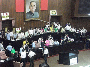 核四公投攻防 藍綠立委搶佔議場主席台