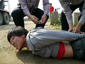 肉身阻擋風機工程 苗警再銬20居民學生