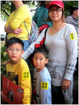 母子三人上街：核電影響後代最深