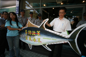 環團送大目鮪  要求漁業署減少捕撈量