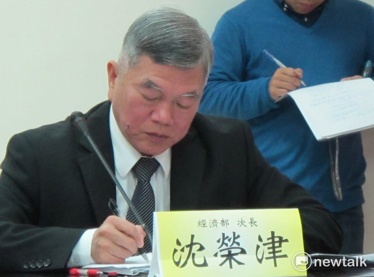 前經濟部次長沈榮津12日表示，為貼近民意已完成礦業法草案修法；也宣告李世光部長已同意礦務局長朱明昭的「退休申請」。 圖：林朝億/攝
