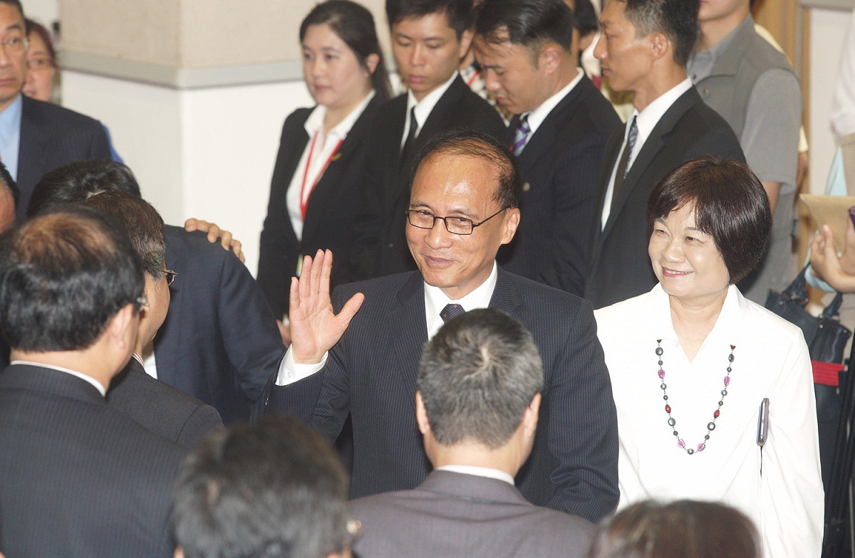 林全今天卸任後，揮手向政院同仁告別。 圖：常日豪/攝