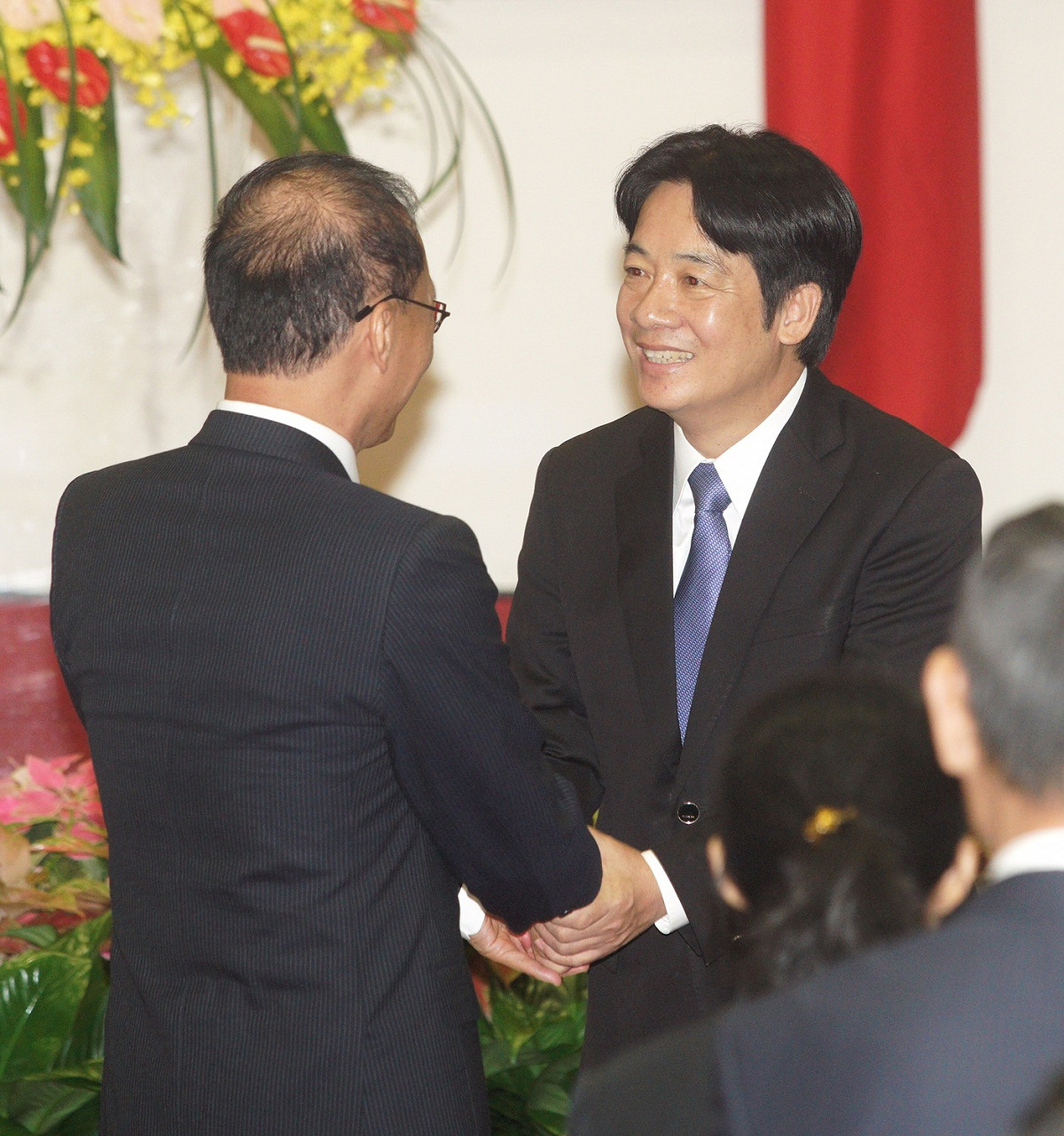 賴清德和林全今天正式交接行政院長一職，並相互握手感謝。 圖：常日豪/攝
