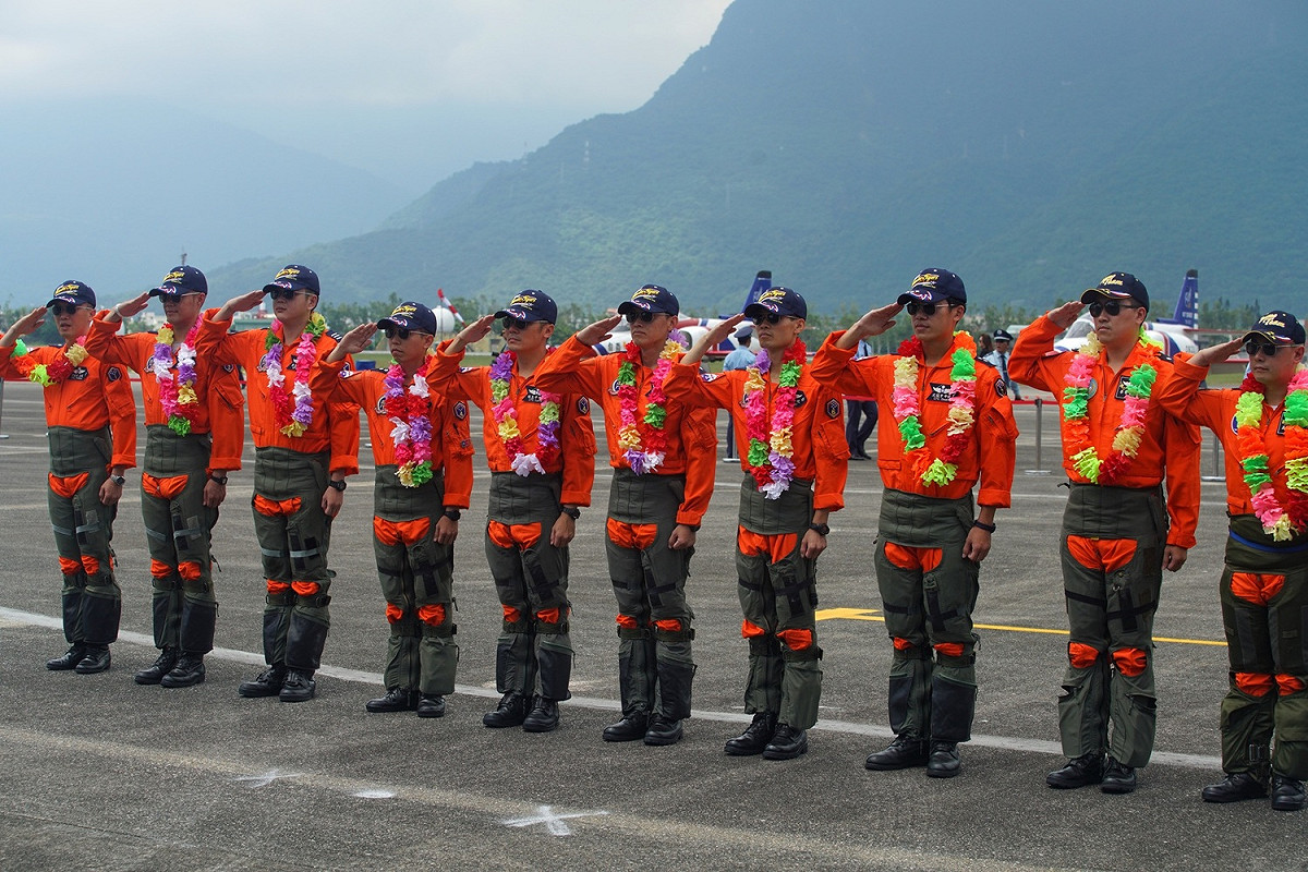 空軍花蓮基地營區開放預校，圖為參與特技操演的飛行軍官。 圖：張良一/攝