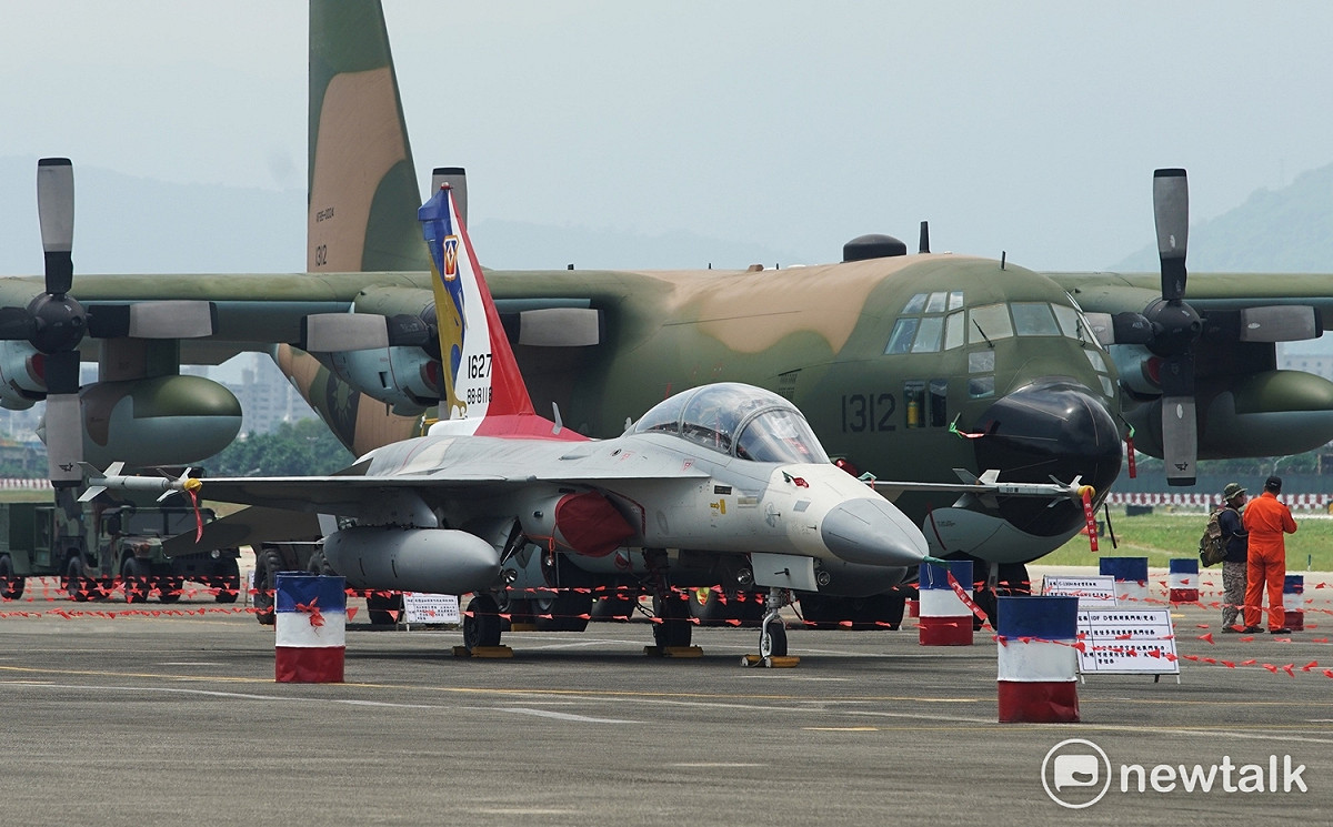 空軍花蓮基地營區開放預校，圖為IDF戰機與C130運輸機。 圖：張良一/攝