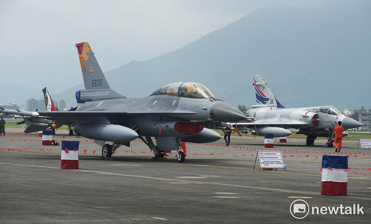 空軍花蓮基地營區開放預校，圖為F16與幻象2000戰機。 圖：張良一/攝