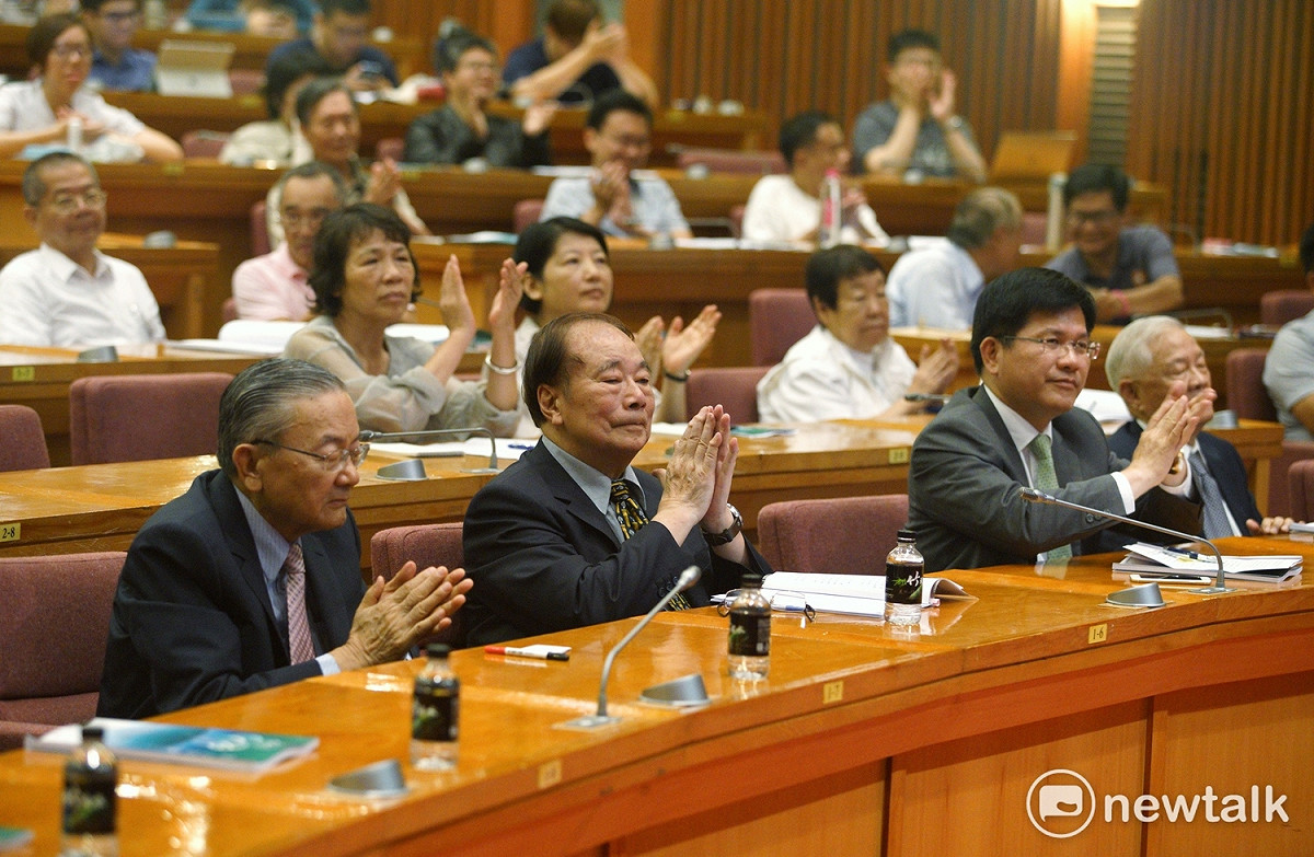 台中市長林佳龍、前行政院長張俊雄、馬蕭競選總部總幹事詹春柏出席總統直選與民主臺灣學術研討會。 圖：張良一/攝