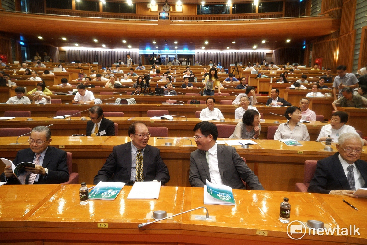 台中市長林佳龍、前行政院長張俊雄、唐飛、馬蕭競選總部總幹事詹春柏出席總統直選與民主臺灣學術研討會。 圖：張良一/攝