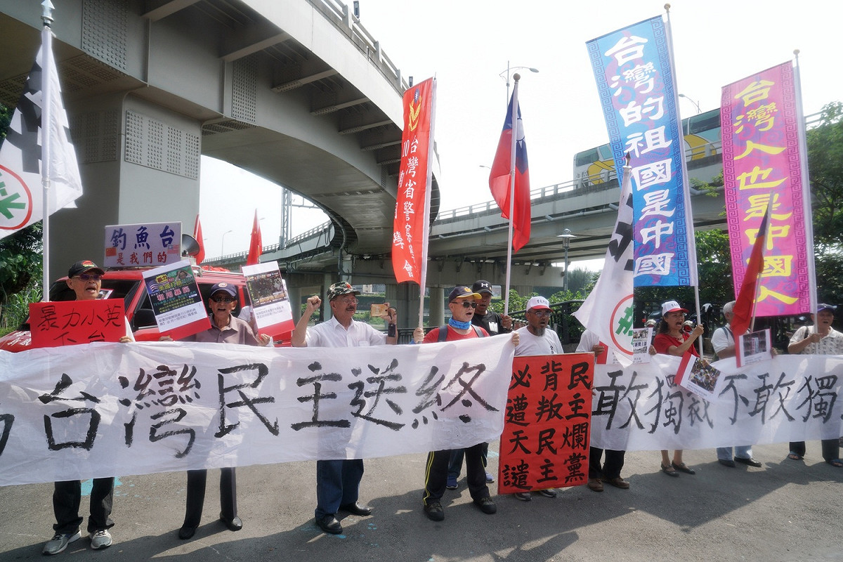 統派團體在圓山飯店附近的中山橋旁抗議。圖：張良一/攝 張良一