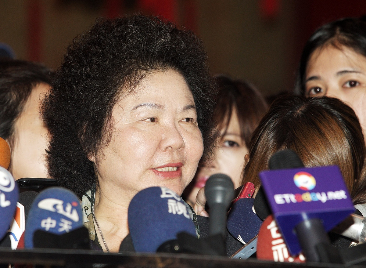 陳菊今天在高雄市議會備詢，休息時間時接受記者訪問，記者問及民進黨是否建議她北上參選台北市長，陳菊明確否認，說「完全不是選項」。 圖 : 新頭殼資料照片