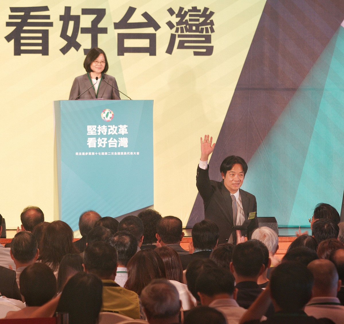 民進黨主席蔡英文在民進黨全代會上介紹新閣揆賴清德時，賴清德起立向黨代表揮手致意。圖：張良一/攝 張良一