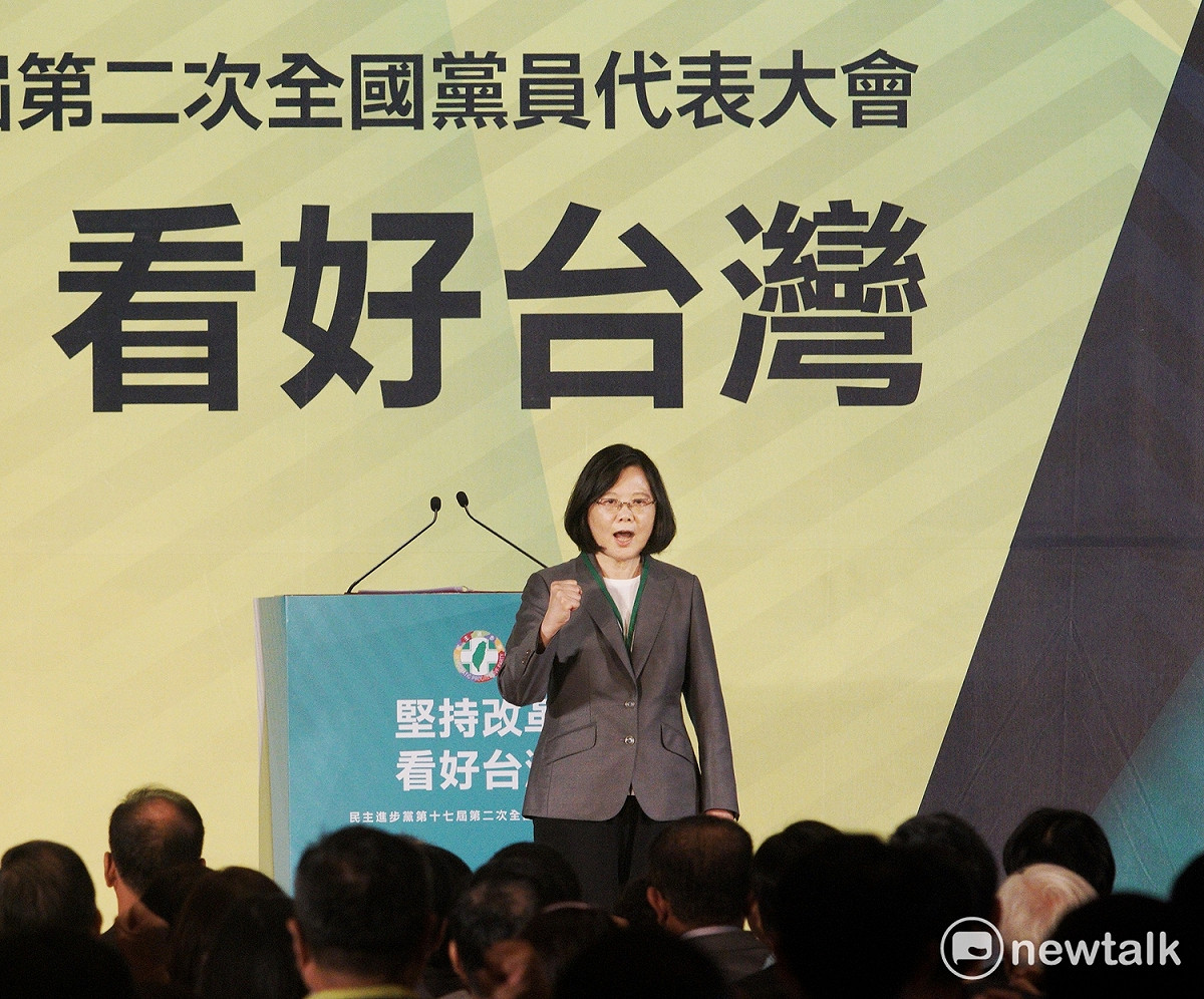 民進黨主席蔡英文在民進黨全代會致詞後，一起在黨代表呼口號。圖：張良一/攝 張良一