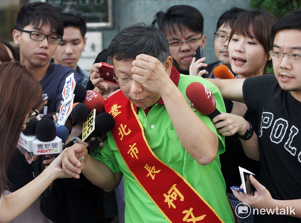 台北市長柯文哲出席2017北台灣媽祖文化節記者會暨金面媽祖回鑾台北城儀式前接受媒體訪問，當媒體問到中國新歌聲海報上的「台北市臺灣大學」時，柯文哲一手抱頭一手撥開麥克風，迅速離開。 圖：張良一/攝