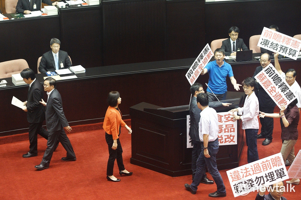 行政院長賴清德首次到立法院進行施政報告並備詢，但是賴上台報告前，仍遭到國民黨立委的技術杯葛，因而延誤施政報告。 圖：張良一/攝