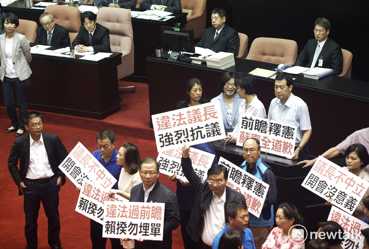 行政院長賴清德首次到立法院進行施政報告並備詢，但是賴上台報告前，仍遭到國民黨立委的技術杯葛，因而延誤施政報告。 圖：張良一/攝
