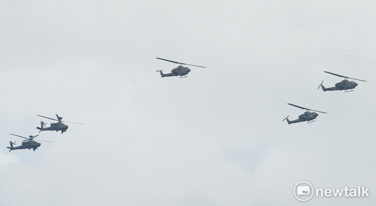 106年國慶預演，陸軍航空特戰指揮部的阿帕契直升機高高飛過總統府。 圖：張良一/攝（資料照片）