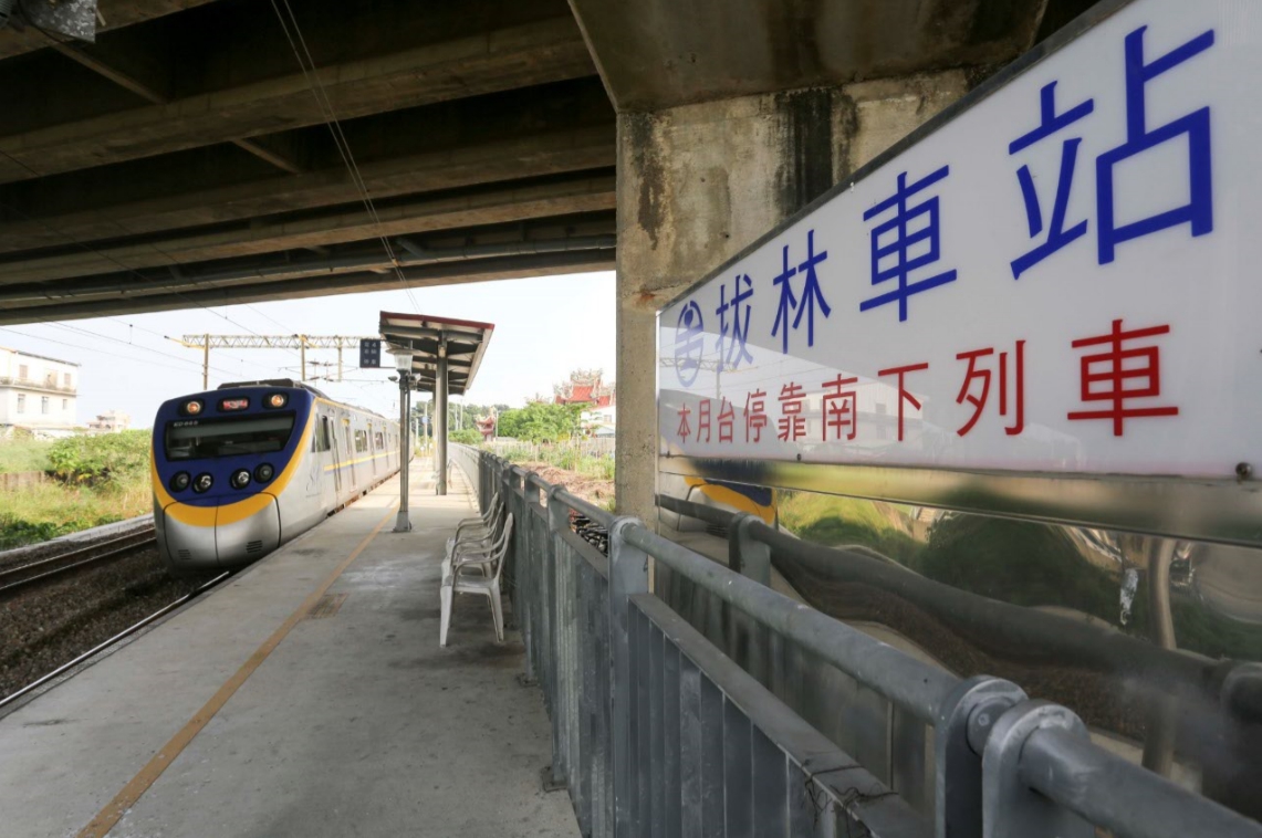 沒有鐵路站務員的拔林車站。 圖：張大魯/攝