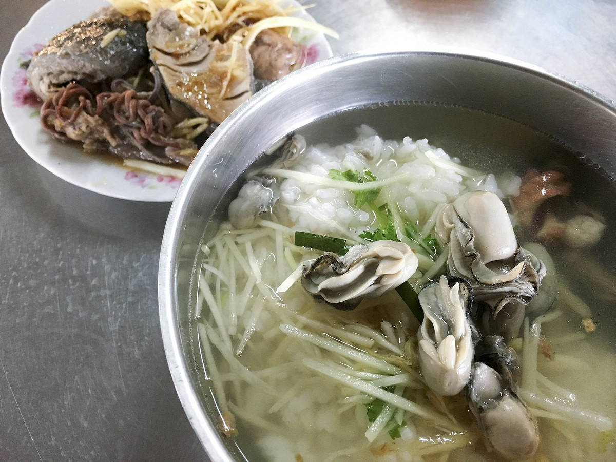 傳統市場內的蚵仔粥。 圖：張大魯/攝