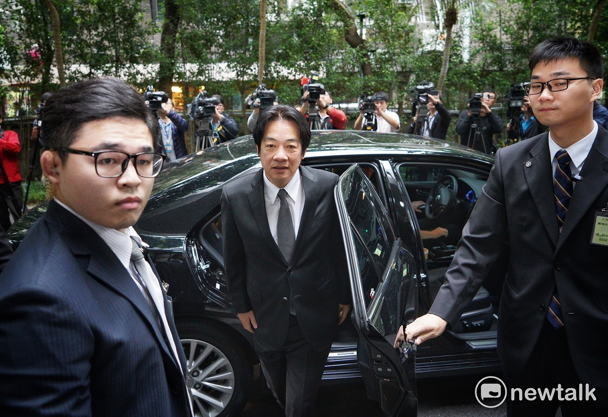 行政院長賴清德連到立法院議場備詢時，空閒時間還是行程滿檔。 圖：新頭殼資料照片